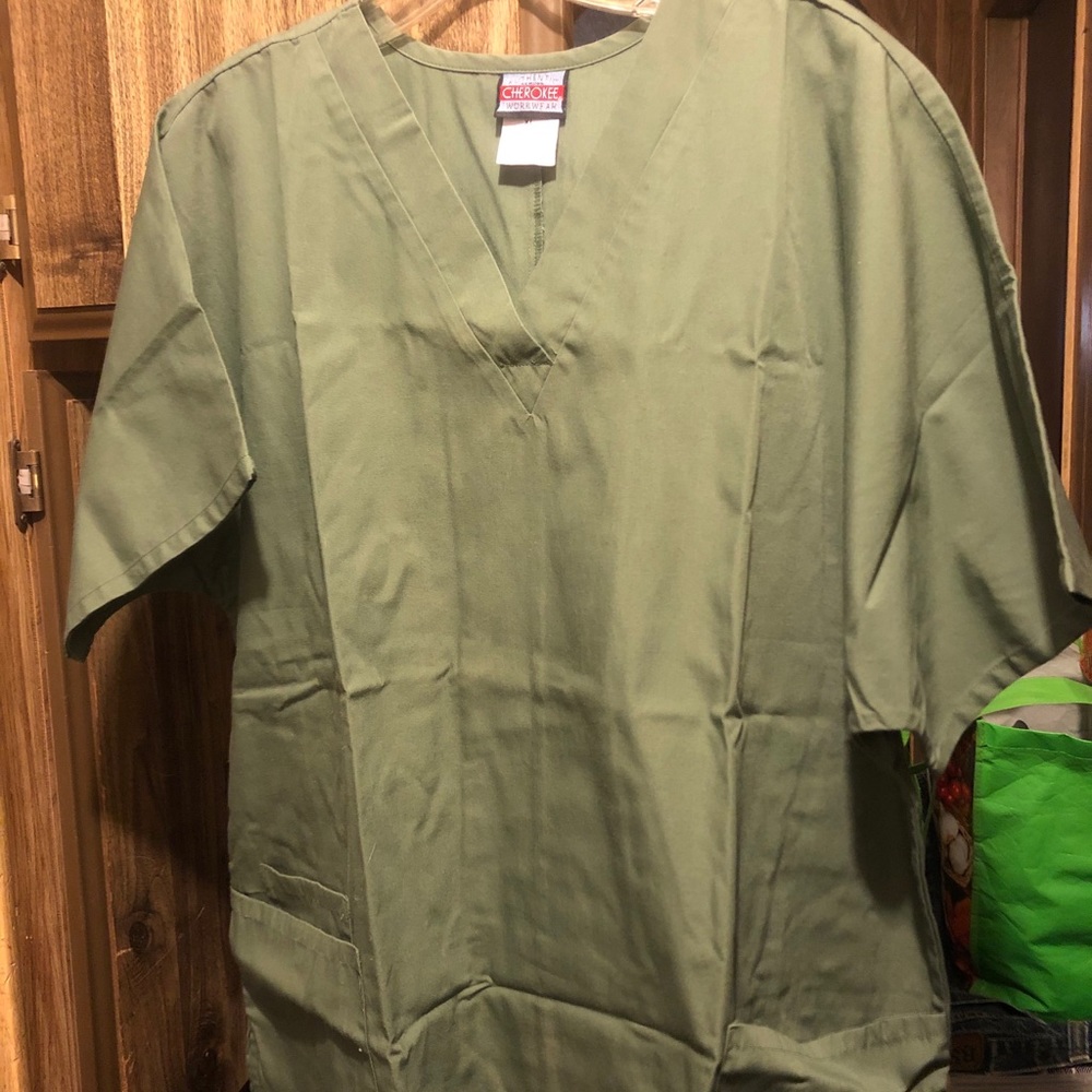 Men’s  Cherokee olive green scrubs shirt XL GUC